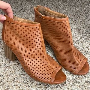 Open toe heeled booties
